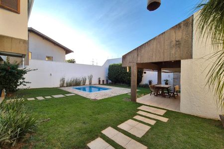 Casa de condomínio para alugar com 398m², 4 quartos e 4 vagasQuintal 