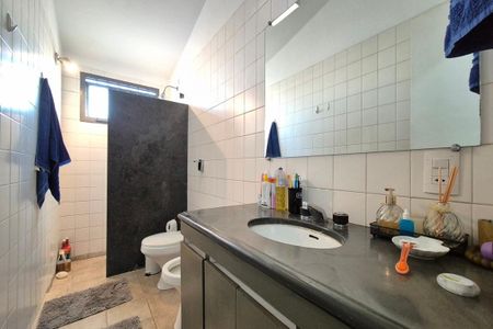 Casa de condomínio para alugar com 398m², 4 quartos e 4 vagasBanheiro