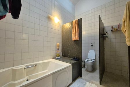 Casa de condomínio para alugar com 398m², 4 quartos e 4 vagasBanheiro da Suíte