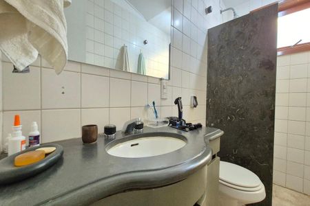 Casa de condomínio para alugar com 398m², 4 quartos e 4 vagasBanheiro