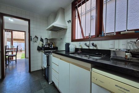 Casa de condomínio para alugar com 398m², 4 quartos e 4 vagasCozinha 