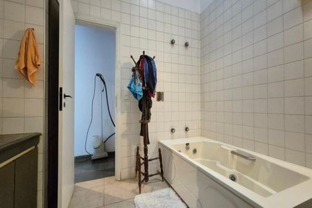 Casa de condomínio para alugar com 398m², 4 quartos e 4 vagasBanheiro da Suíte