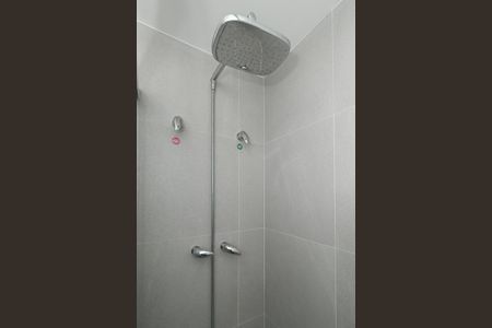 Banheiro de kitnet/studio para alugar com 0 quarto, 27m² em Boa Vista, Porto Alegre