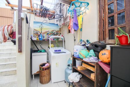 Casa à venda com 300m², 6 quartos e sem vaga Casa à venda com 300m², 6 quartos e sem vagaQuintal