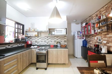 Casa à venda com 300m², 6 quartos e sem vaga Casa à venda com 300m², 6 quartos e sem vagaCasa 1 - Cozinha