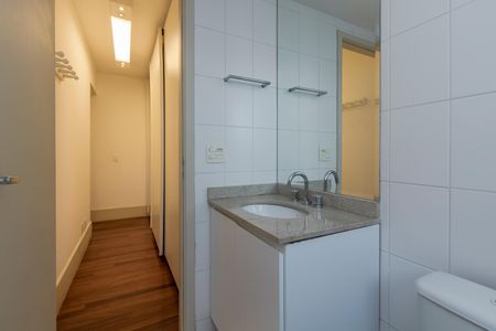 Apartamento à venda com 210m², 3 quartos e 4 vagasBanheiro 2 da Suíte 1