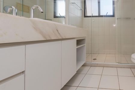 Apartamento à venda com 210m², 3 quartos e 4 vagasBanheiro 1 da Suíte 1