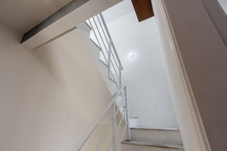 Casa de condomínio à venda com 140m², 2 quartos e 2 vagas Casa de condomínio à venda com 140m², 2 quartos e 2 vagasHall das escadas