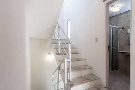 Casa de condomínio à venda com 140m², 2 quartos e 2 vagas Casa de condomínio à venda com 140m², 2 quartos e 2 vagasHall das escadas