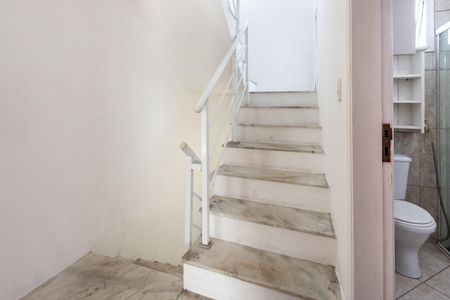 Casa de condomínio à venda com 140m², 2 quartos e 2 vagas Casa de condomínio à venda com 140m², 2 quartos e 2 vagasHall das escadas
