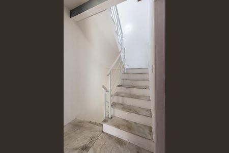 Casa de condomínio à venda com 140m², 2 quartos e 2 vagas Casa de condomínio à venda com 140m², 2 quartos e 2 vagasHall das escadas