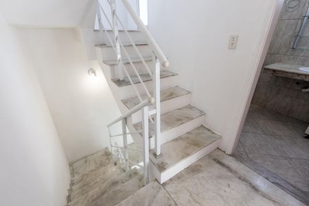 Casa de condomínio à venda com 140m², 2 quartos e 2 vagas Casa de condomínio à venda com 140m², 2 quartos e 2 vagasHall das escadas