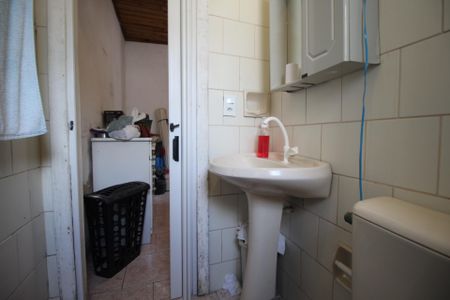 Casa à venda com 90m², 2 quartos e 8 vagasBanheiro da Suíte 2