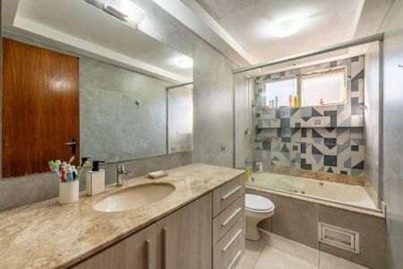 Banheiro 1 de apartamento para alugar com 3 quartos, 90m² em Petrópolis, Porto Alegre