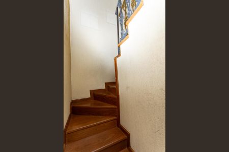 Casa para alugar com 200m², 3 quartos e 2 vagasEscada