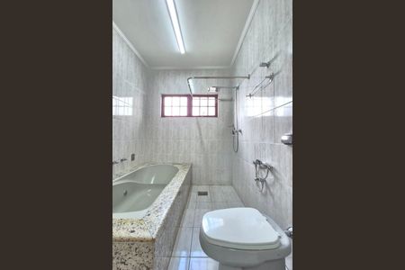 Casa à venda com 270m², 3 quartos e 3 vagasBanheiro da Suíte