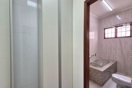Casa à venda com 270m², 3 quartos e 3 vagasArmário da suíte 
