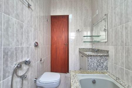 Casa à venda com 270m², 3 quartos e 3 vagasBanheiro da Suíte