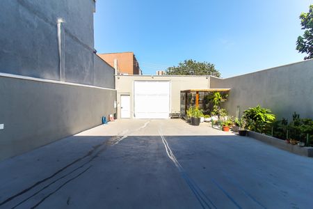 Casa à venda com 570m², 5 quartos e 15 vagas Casa à venda com 570m², 5 quartos e 15 vagasQuintal