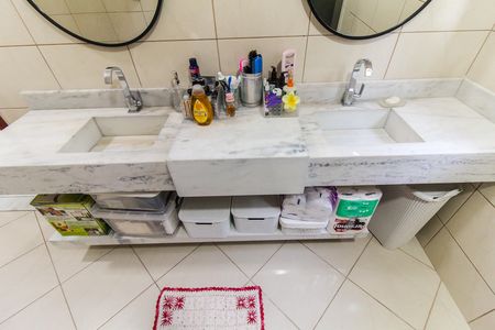 Casa à venda com 570m², 5 quartos e 15 vagas Casa à venda com 570m², 5 quartos e 15 vagasBanheiro da Suíte 1