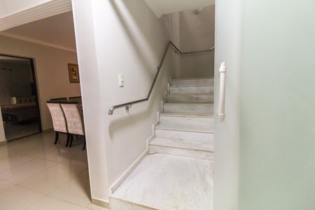 Casa à venda com 570m², 5 quartos e 15 vagas Casa à venda com 570m², 5 quartos e 15 vagasHall/Escada