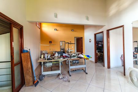 Casa à venda com 570m², 5 quartos e 15 vagas Casa à venda com 570m², 5 quartos e 15 vagasSala - Sotão