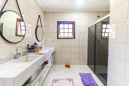 Casa à venda com 570m², 5 quartos e 15 vagas Casa à venda com 570m², 5 quartos e 15 vagasBanheiro da Suíte 1