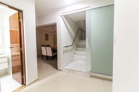 Casa à venda com 570m², 5 quartos e 15 vagas Casa à venda com 570m², 5 quartos e 15 vagasHall/Escada