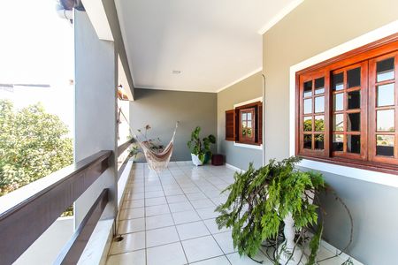 Casa à venda com 570m², 5 quartos e 15 vagas Casa à venda com 570m², 5 quartos e 15 vagasVaranda