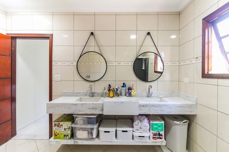 Casa à venda com 570m², 5 quartos e 15 vagas Casa à venda com 570m², 5 quartos e 15 vagasBanheiro da Suíte 1