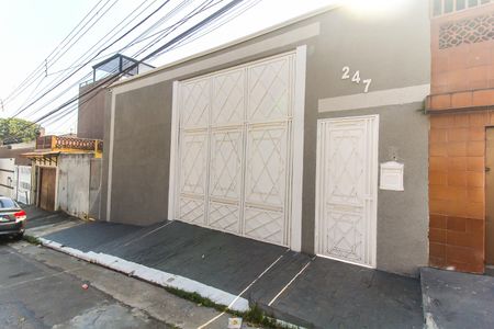 Casa à venda com 570m², 5 quartos e 15 vagas Casa à venda com 570m², 5 quartos e 15 vagasFachada