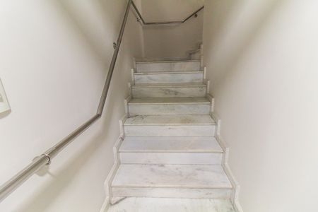 Casa à venda com 570m², 5 quartos e 15 vagas Casa à venda com 570m², 5 quartos e 15 vagasHall/Escada
