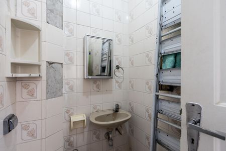 Apartamento à venda com 97m², 2 quartos e sem vaga Apartamento à venda com 97m², 2 quartos e sem vagaBanheiro de Serviço