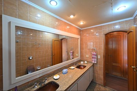 Apartamento à venda com 220m², 4 quartos e 3 vagasBanheiro da Suíte 1