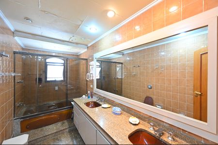 Apartamento à venda com 220m², 4 quartos e 3 vagasBanheiro da Suíte 1