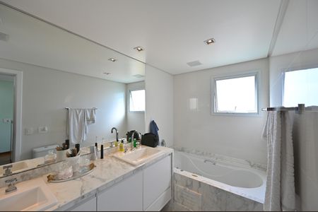 Apartamento à venda com 205m², 3 quartos e 4 vagasBanheiro da Suíte 1