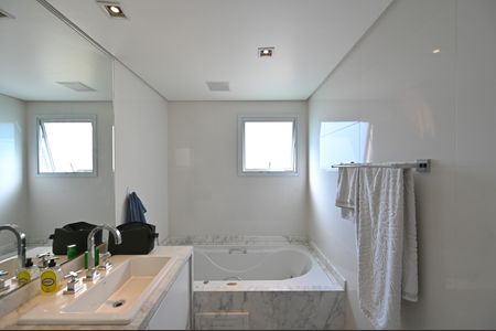 Apartamento à venda com 205m², 3 quartos e 4 vagasBanheiro da Suíte 1