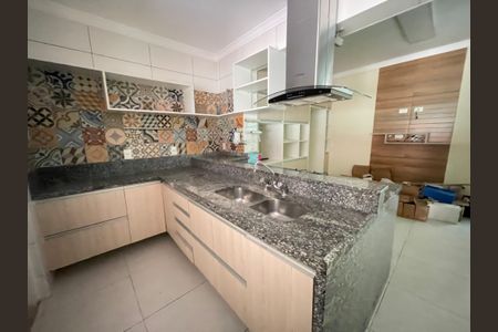 Casa para alugar com 227m², 4 quartos e 2 vagasCozinha