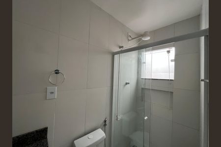 Banheiro de kitnet/studio para alugar com 1 quarto, 24m² em Cacuia, Rio de Janeiro