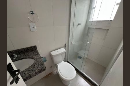 Banheiro de kitnet/studio para alugar com 1 quarto, 24m² em Cacuia, Rio de Janeiro