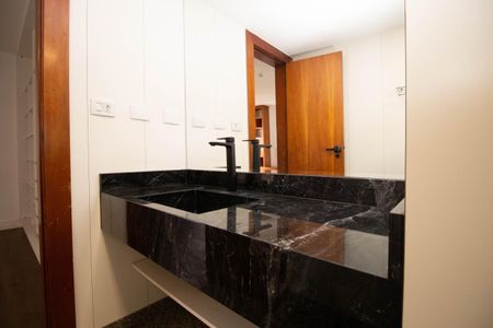 Apartamento para alugar com 160m², 2 quartos e sem vagaBanheiro da Suíte 