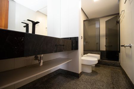 Apartamento para alugar com 160m², 2 quartos e sem vagaBanheiro da Suíte 