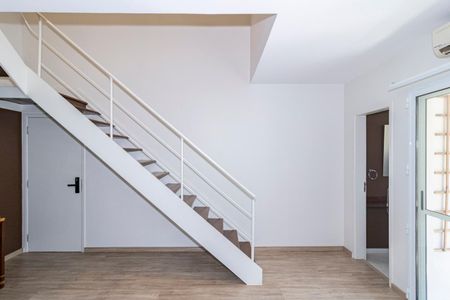 Apartamento para alugar com 66m², 2 quartos e 1 vagaEscada