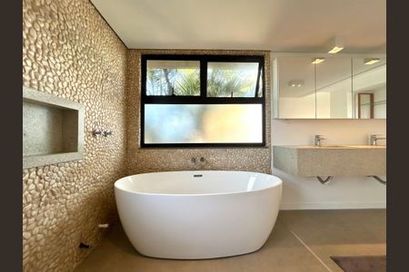 Casa para alugar com 780m², 8 quartos e 4 vagasBanheiro Suíte 4