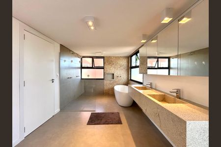 Casa para alugar com 780m², 8 quartos e 4 vagasBanheiro suíte 4