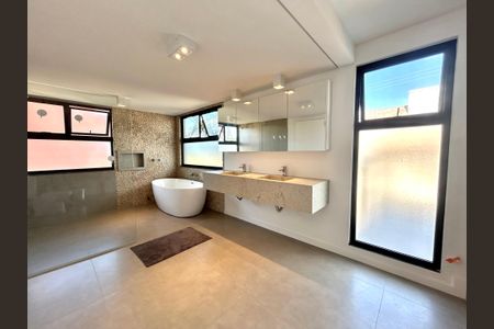 Casa para alugar com 780m², 8 quartos e 4 vagasBanheiro Suíte 4