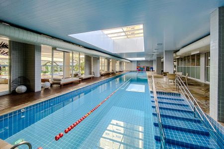 Apartamento à venda com 250m², 5 quartos e 3 vagas Apartamento à venda com 250m², 5 quartos e 3 vagasÁrea comum - Piscina