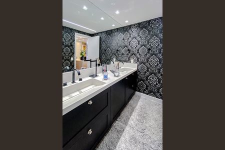 Apartamento à venda com 250m², 5 quartos e 3 vagas Apartamento à venda com 250m², 5 quartos e 3 vagasBanheiro da Suíte