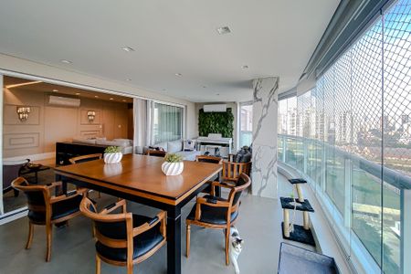 Apartamento à venda com 250m², 5 quartos e 3 vagas Apartamento à venda com 250m², 5 quartos e 3 vagasVaranda da Sala