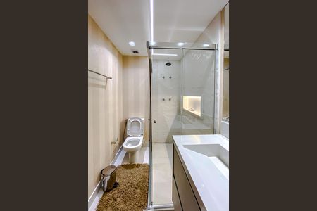 Apartamento à venda com 250m², 5 quartos e 3 vagas Apartamento à venda com 250m², 5 quartos e 3 vagasBanheiro da Suíte